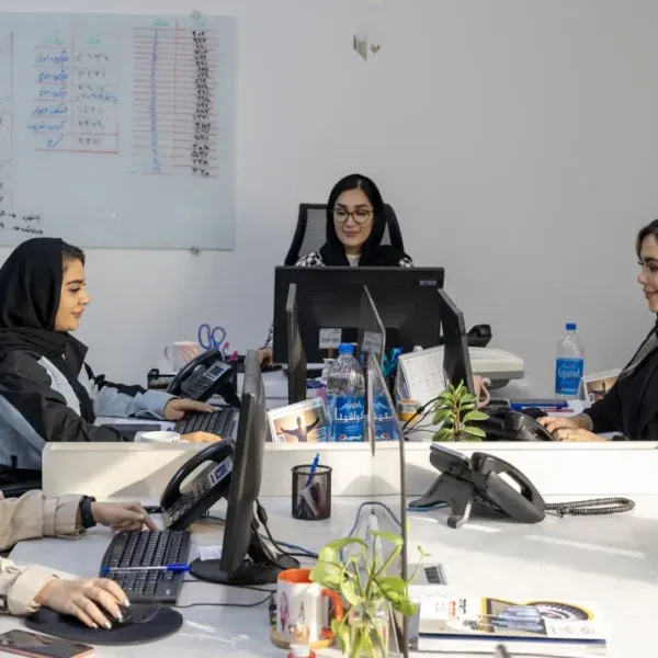 تیم فروش پرشین سازه در حال پاسخگویی به مشتریان